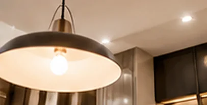 Lámpara colgante encendida en una cocina